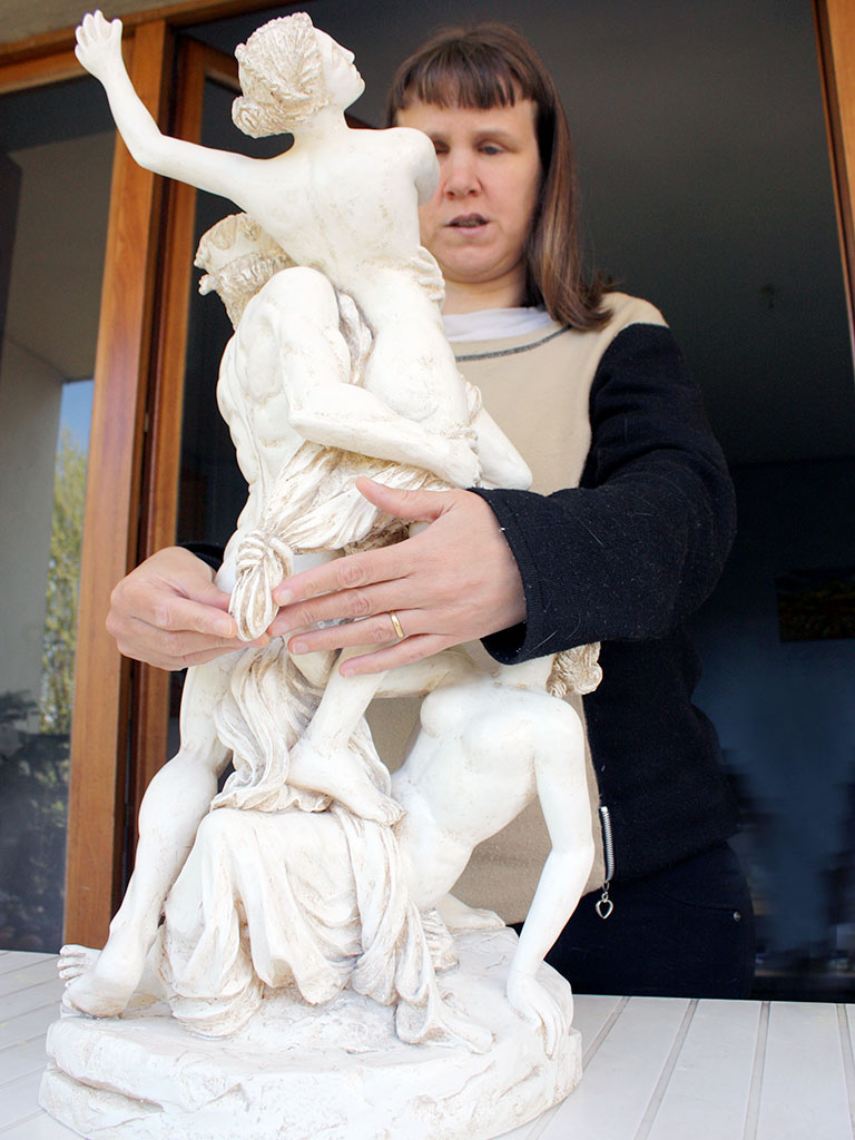 Découverte tactile par Aurore de la sculpture tactile, Enlèvement de Proserpine par Pluton de Girardon