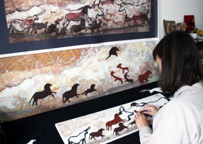 Aurore teste la fresque tactile de la grotte de LASCAUX