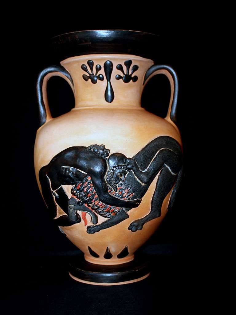 Reproduction tactile du vase grec à figures noires d'Héraclès tuant le lion de Némée